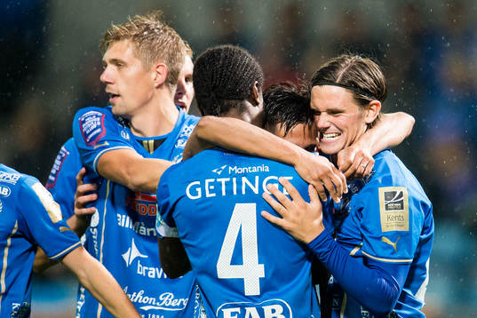 Halmstads spelare firar 1-3 genom Antonio Rojas, till