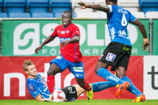 Helsingborgs Emmanuel Boateng tar sig förbi Halmstads