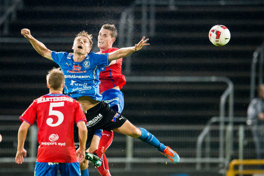Halmstads Mikael Boman i nickduell med Helsingborgs Jesper