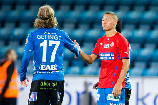 Helsingborgs Jordan Larsson tackar Halmstads Oliver