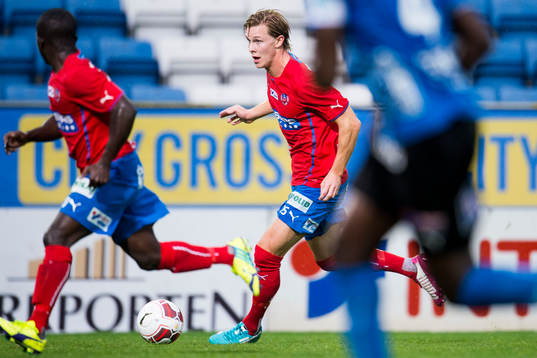 Helsingborgs Emil Krafth driver fram bollen