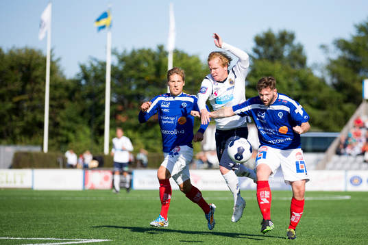 Gefles Simon Lundevall (m) i kamp om bollen mot