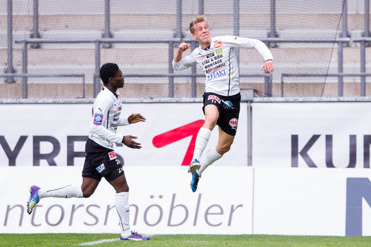 Mjällbys Joel Enarsson jublar