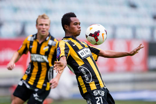 Häckens Nasiru Mohammed tar ner bollen på bröstet