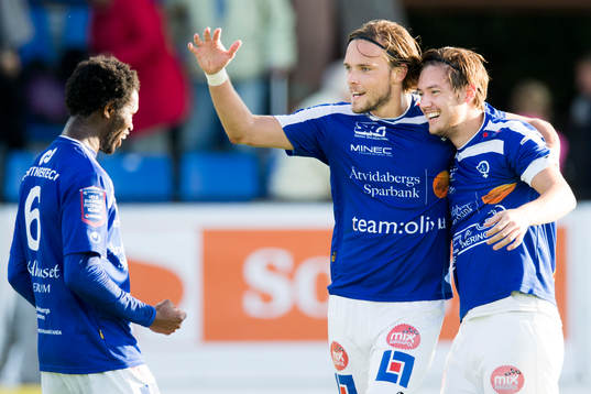 Åtvidabergs Victor Sköld (th) som gjorde matchens enda