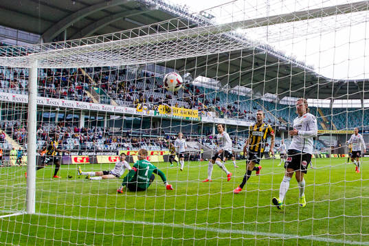 Häckens Rene Makondele skjuter in kvitteringen till 1-1
