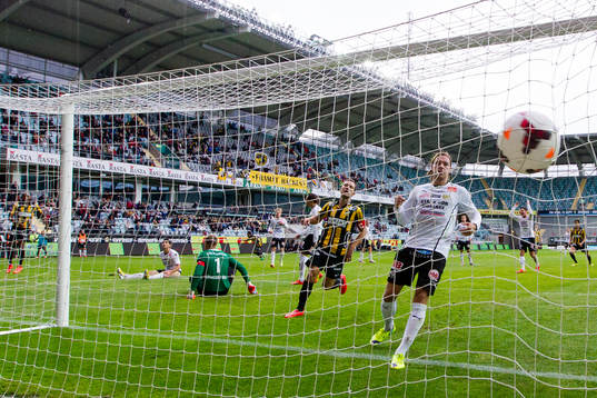 Häckens Rene Makondele skjuter in kvitteringen till 1-1
