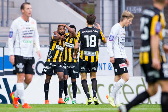 Häckens Rene Makondele jublar och kramas om av Nasiru