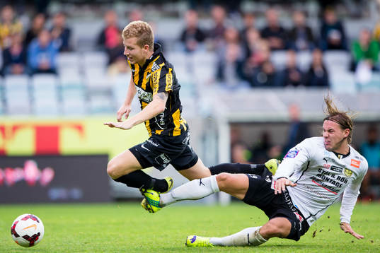 Häckens Simon Gustafson kapas av Mjällbys Danny Ervik