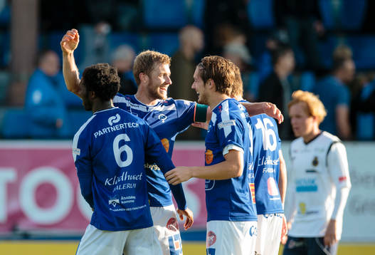 Åtvidabergs Victor Sköld (m) firar segern med lagkamrater