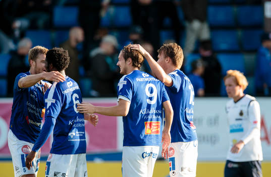 Åtvidabergs Victor Sköld (m) firar segern med lagkamrater