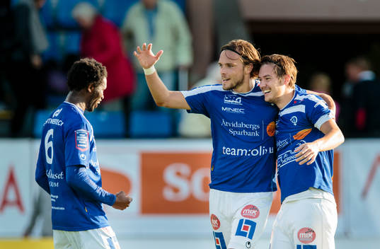Åtvidabergs Victor Sköld (h) firar segern med Mohammed