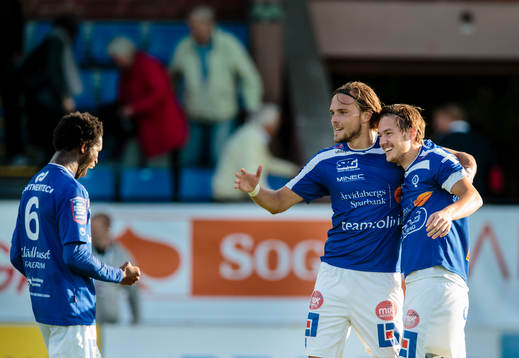 Åtvidabergs Victor Sköld (h) firar segern med Mohammed