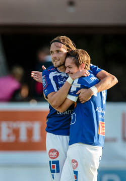 Åtvidabergs Victor Sköld (h) omfamnas av Tom Pettersson