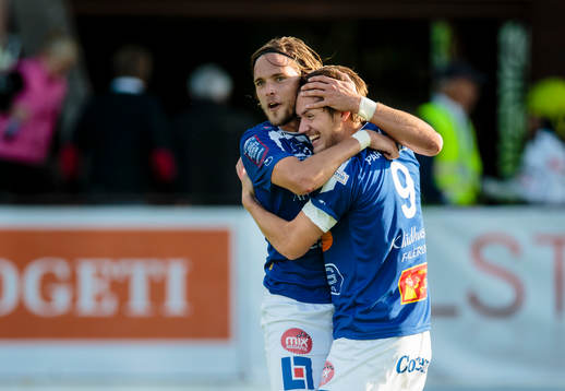 Åtvidabergs Victor Sköld (h) omfamnas av Tom Pettersson