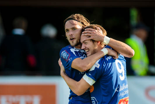 Åtvidabergs Victor Sköld (h) omfamnas av Tom Pettersson