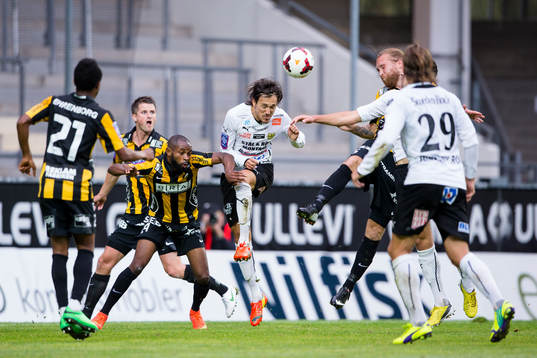 Mjällbys Daniel Ivanovski nickar bort bollen