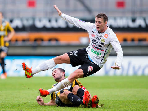Mjällbys Daniel Nilsson faller