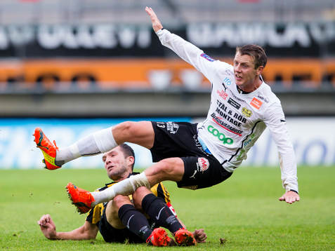 Mjällbys Daniel Nilsson faller