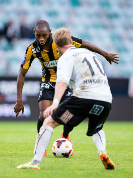 Häckens Rene Makondele mot Mjällbys Christian Wilhelmsson