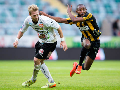 Häckens Rene Makondele mot Mjällbys Christian Wilhelmsson