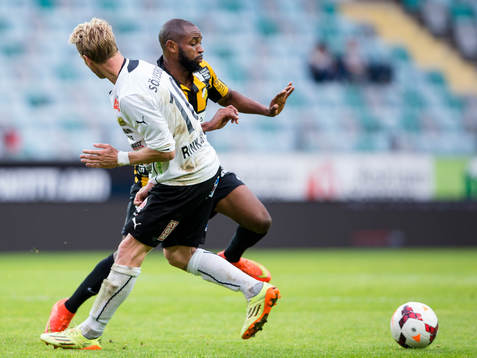 Häckens Rene Makondele mot Mjällbys Christian Wilhelmsson
