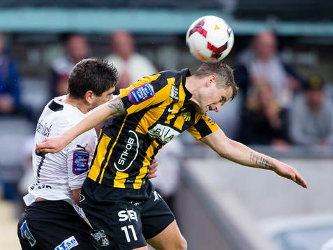 Mjällbys Lucas Grill i nickduell med Häckens Gunnar