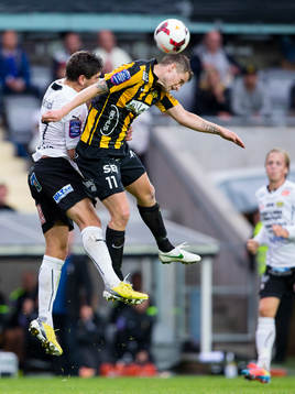 Mjällbys Lucas Grill i nickduell med Häckens Gunnar