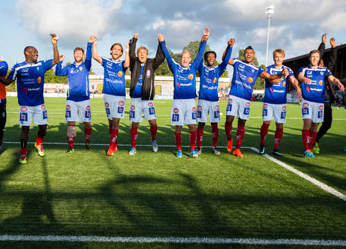 Åtvidabergs spelare tackar de tillresta supportrarna
