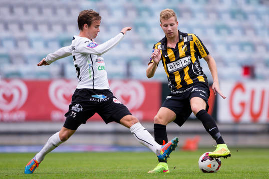 Mjällbys Andreas Blomqvist mot Häckens Simon Gustafson