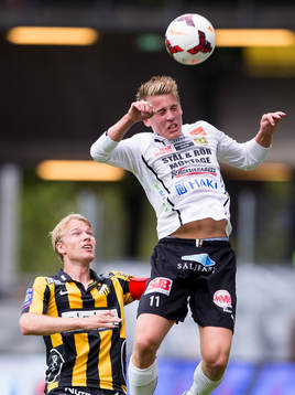 Mjällbys Joel Enarsson når bollen före Häckens Oscar