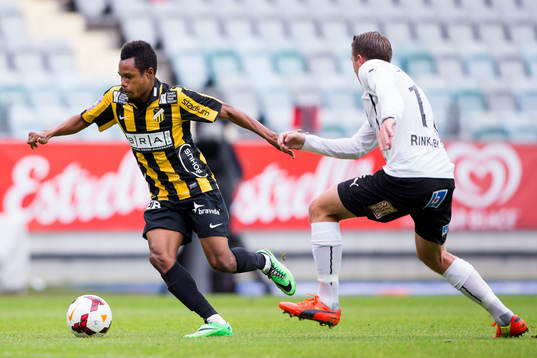 Häckens Nasiru Mohammed mot Mjällbys Daniel Nilsson