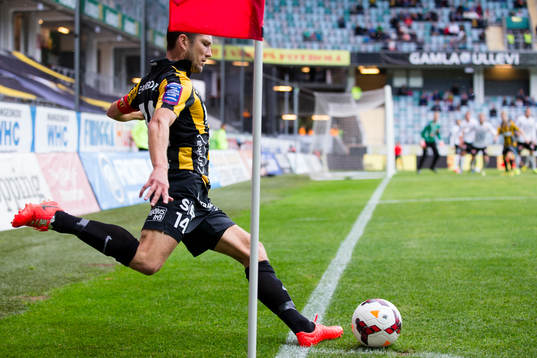 Häckens Martin Ericsson slår en hörna