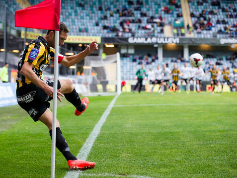 Häckens Martin Ericsson slår en hörna