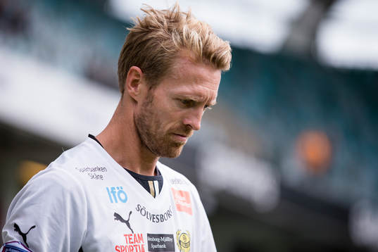 Mjällbys Christian Wilhelmsson på väg in till