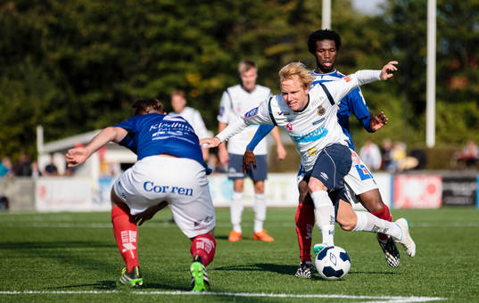 Gefles Simon Lundevall faller i en duell med Åtvidabergs
