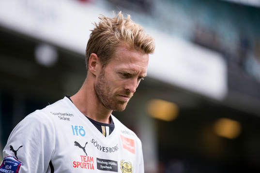 Mjällbys Christian Wilhelmsson på väg in till
