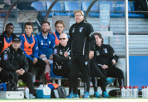 Åtvidabergs tränare Peter Swärdh följer spelet