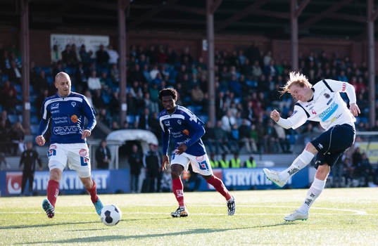 Gefles Simon Lundevall testar skott