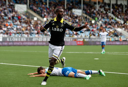 s Henok Goitom, liggande Norrköpings David Boo Wiklander