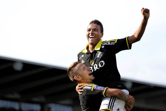 s Alexander Milosevic jublar och lyfter AIK:s Niclas