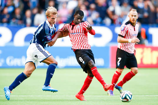 Djurgårdens Sebastian Andersson försöker stoppa Malmö