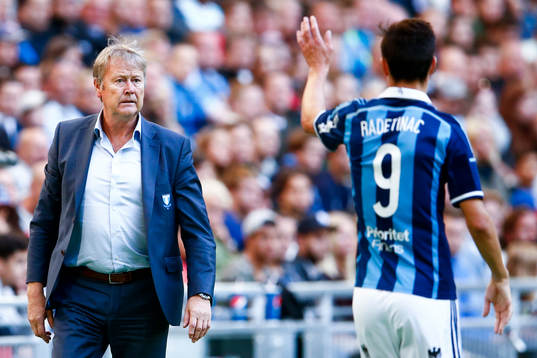 Malmö FFs tränare Åge Hareide reagerar på en situation