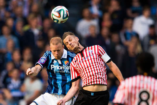 Djurgårdens Fredrik Stenman i en nickduell med Malmö FFs