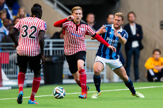 Malmö FFs Emil Forsberg i kamp om bollen med Djurgårdens