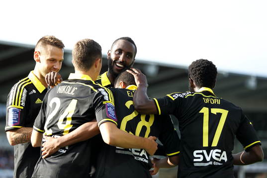 AIK med bland andra Henok Goitom jublar