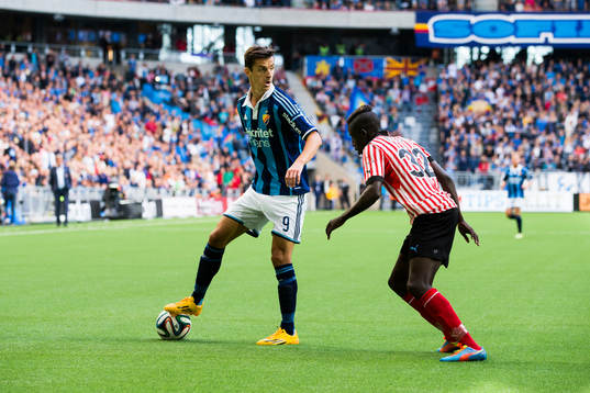 Djurgårdens Haris Radetinac håller bort bollen från