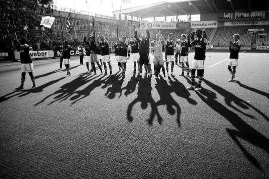 AIK jublar och tackar sina supportrar