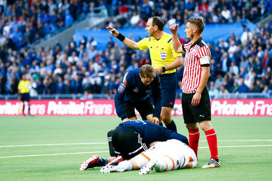 Djurgårdens målvakt Kenneth Høie ligger på planen
