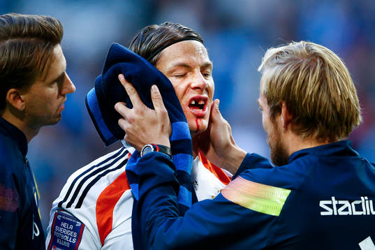 Djurgårdens målvakt Kenneth Høie väljer att fortsätta